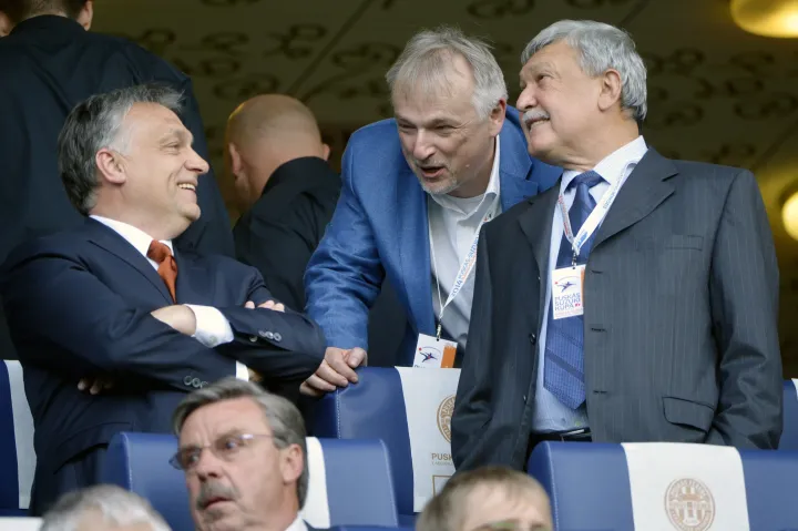 Orbán Viktor, Hernádi Zsolt, a Mol Zrt. elnöke és Csányi Sándor, a Magyar Labdarúgó-szövetség elnöke a felcsúti Puskás Akadémia Pancho Aréna nyitóünnepségén, 2014. április 21-én – Fotó: Beliczay László / MTI