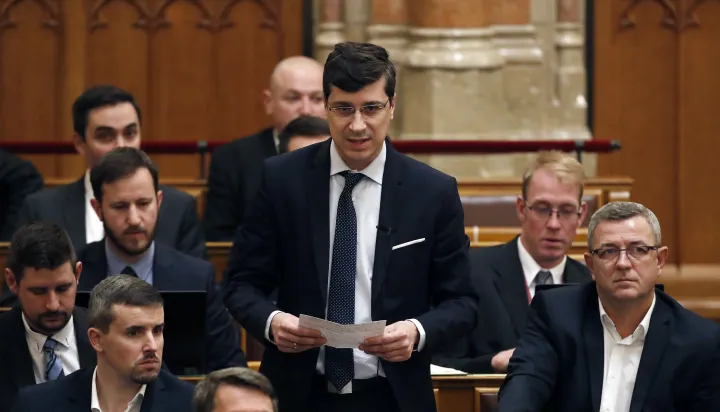 Lukács László György a parlamentben 2019-ben, a bal sarokban Jakab Péter – Fotó: Illyés Tibor / MTVA