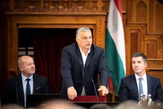 Orbán Viktor megpróbál Kádár Jánosból Bokros Lajossá válni,
egyből felhördülünk