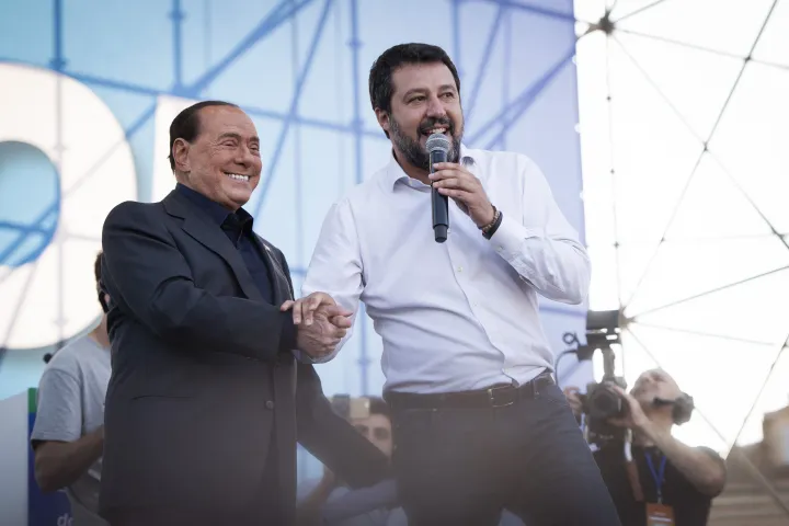 Matteo Salvini üdvözli a Forza Italia vezetőjét, Silvio Berlusconit a Liga által szervezett római gyűlésen, 2019. október 19-én – Fotó: Jacopo Landi / NurPhoto via AFP