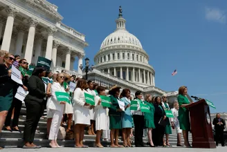 Az amerikai képviselőház megszavazta az abortuszjog visszaállítását, de a szenátusban valószínűleg elbukik