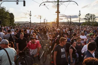 Lezárták a Margit hidat, majd a Nagykörúton és az Andrássyn vonulással tüntetnek Budapesten