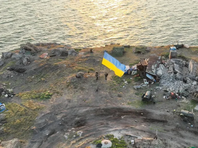 Ukrán zászló leng a Kígyó-szigeten – Fotó: Odessa Military Governor / 2022 Anadolu Agency