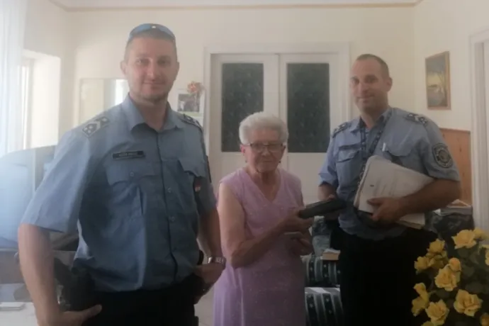 Pilisvörösvári rendőrök adták vissza egy idős hölgynek ellopott tárcáját