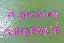 Gumimatracokkal mutatta meg a Párbeszéd, hogy a Balaton mindenkié