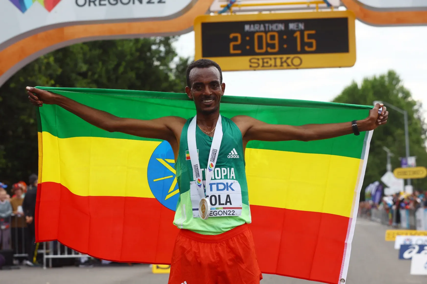 A világbajnokságok legjobb maratoni idejével nyert az atlétikai vb-n az etióp Tola