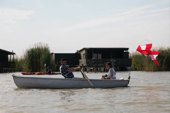 Szivattyúzzák az iszapot a Fertő tó osztrák oldalán, hogy hajózni lehessen
