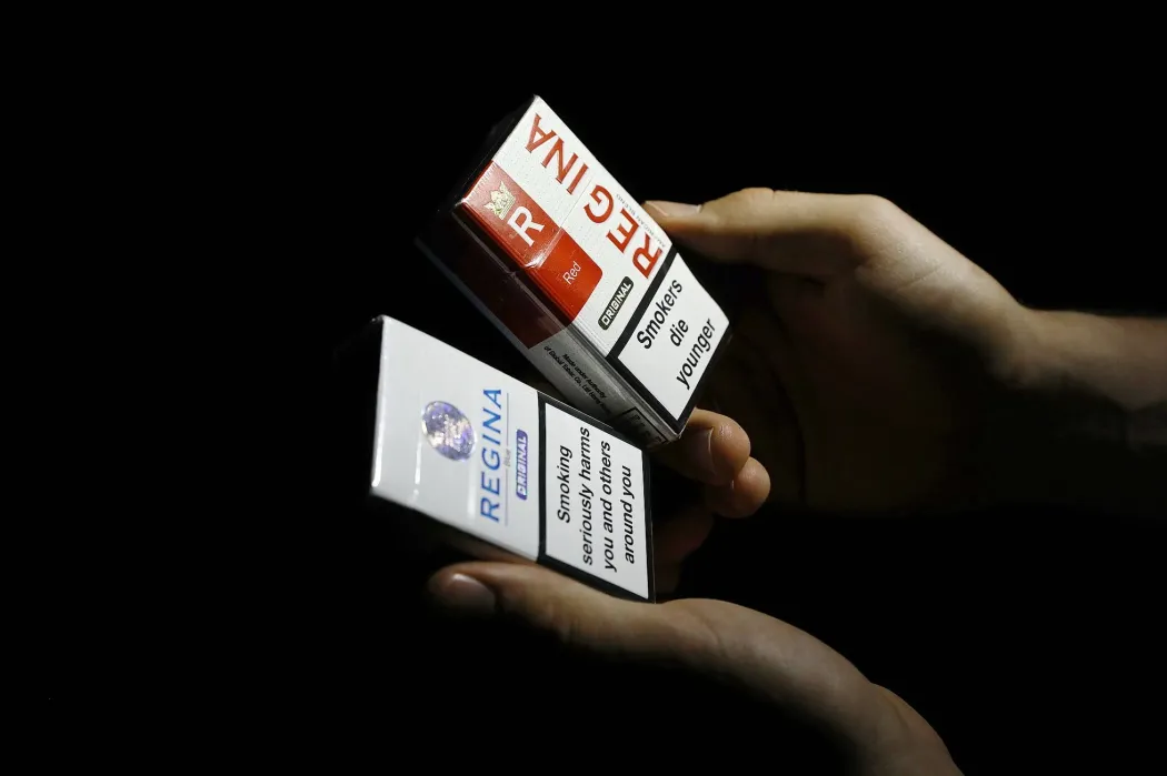 A Regina Blue és Regina Red márkájú cigarettákat illegálisan árusítják Ukrajnában. Nincs a dobozokon zárjegy, a figyelmeztető szöveg ukrán helyett angolul olvasható, a doboz oldalán pedig az apró betűs szöveg: „Csak vámmentes értékesítésre” – Fotó: Oleg Petrasiuk / Kyiv Post