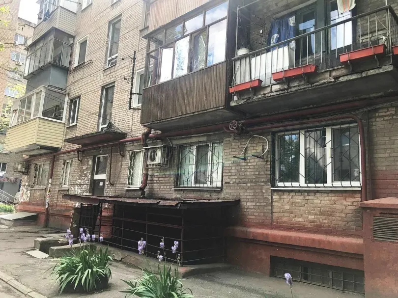 A két cég, amelynek Szljuszarjev a társtulajdonosa, a Travel Retail Ukraine és a Duty Free Odesa, egy Dnyipro központjában található lakóházban van bejegyezve. Sem az épületen, sem a lakás ajtaján nincs olyan tábla, amely jelezné, hogy ott bármilyen cég működne – Fotó: Kyiv Post