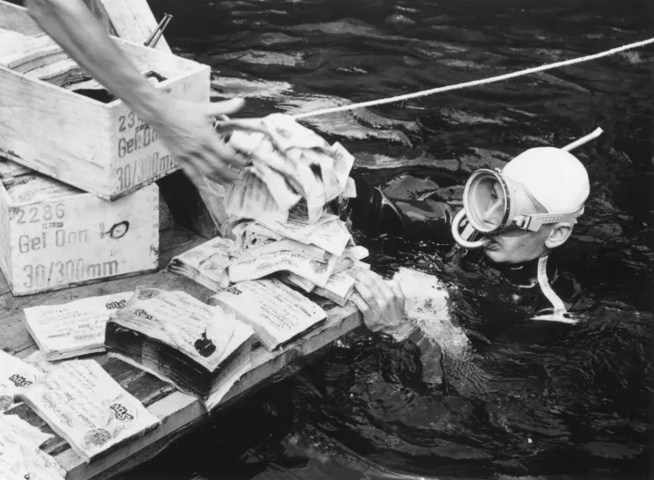 Az 1959-ben szervezett expedícióban előkerülő hamis angol bankjegyek – Fotó: Keystone / Getty Images