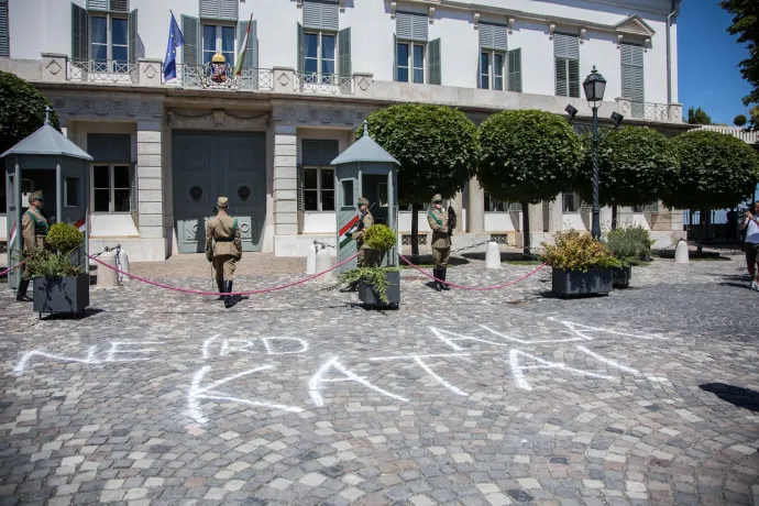 „Ne írd alá, Kata!”, festette fel a Momentum a Sándor-palota elé