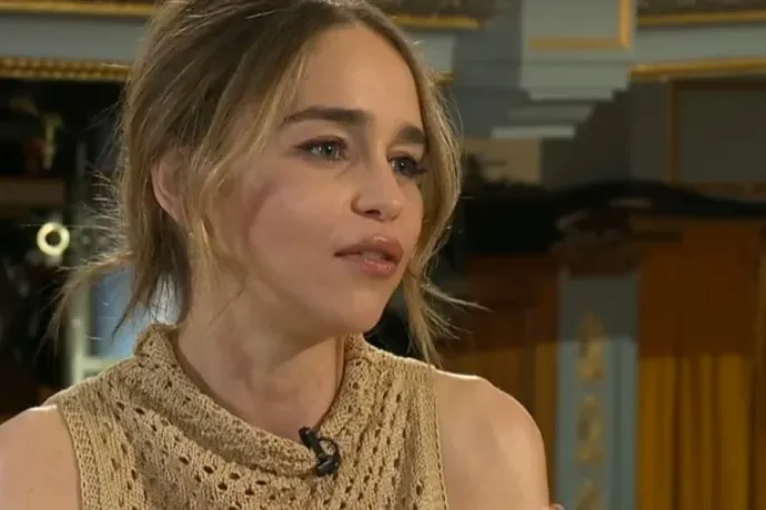 Emilia Clarke szerint figyelemre méltó, hogy egyáltalán még mindig képes beszélni