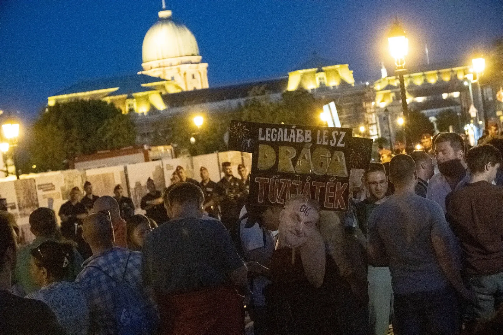 Percek alatt körbekordonozták a Sándor-palotát a katatörvény aláírása utánra hirdetett demonstráció elől