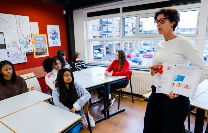 Holland középiskola diákjai a női nemi szervekről tanulnak a szexuális nevelési órán – Fotó: ANP Mag / AFP