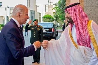Biden az olcsóbb olajért lepacsizott a szaúdi herceggel, akit páriává akart tenni, hiába