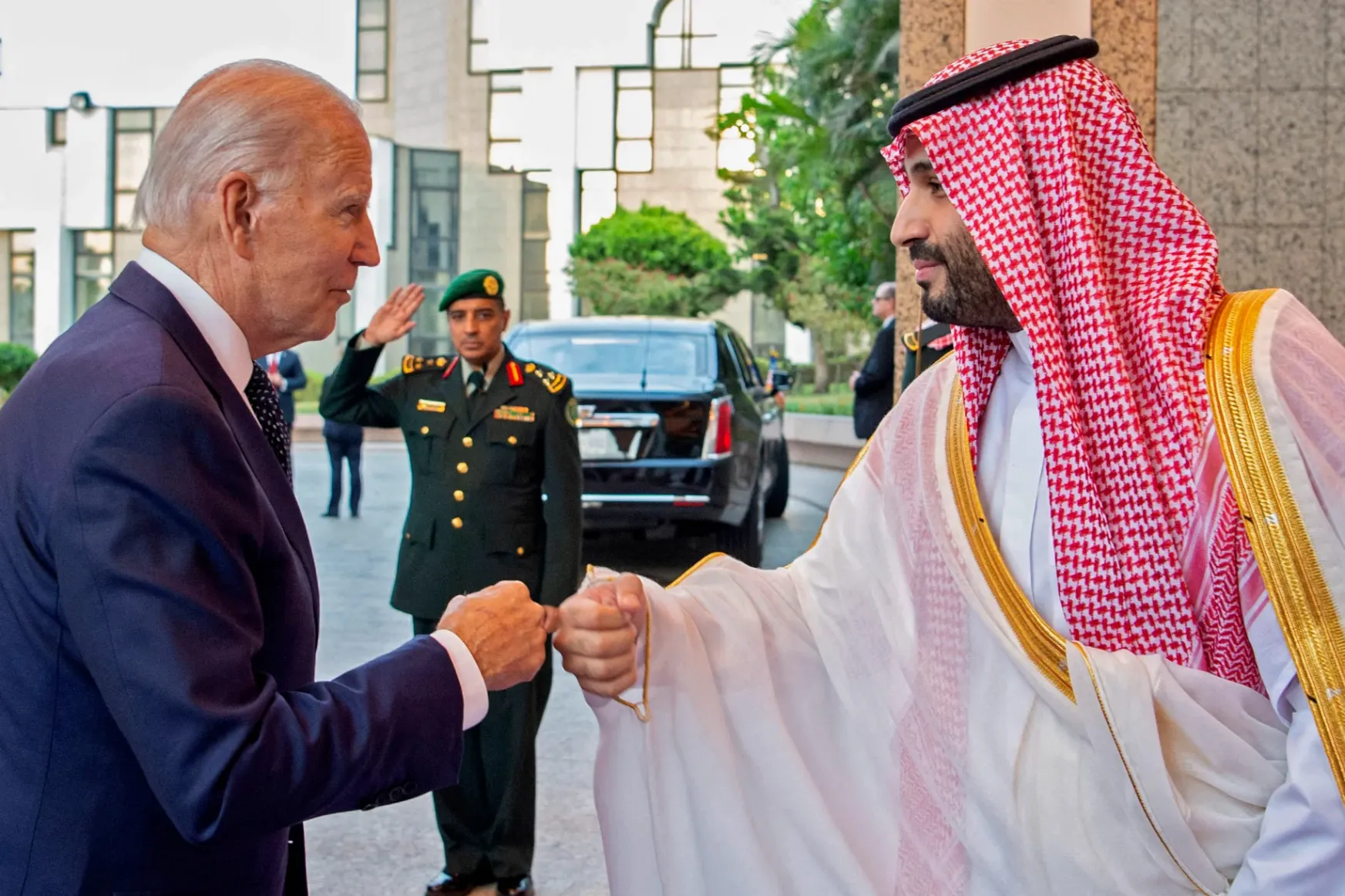 Biden az olcsóbb olajért lepacsizott a szaúdi herceggel, akit páriává akart tenni, hiába