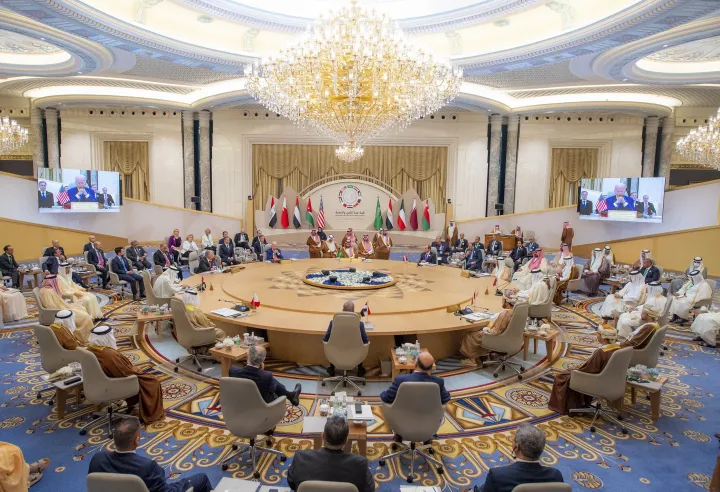 Biden a Biztonsági és Fejlesztési Csúcstalálkozón a szaúd-arábiai Dzsiddában 2022. július 16-án – Fotó: Royal Court Of Saudi Arabia / Anadolu Agency / AFP