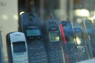 Szeretik a fiókban őrizgetni régi mobiljukat a magyarok