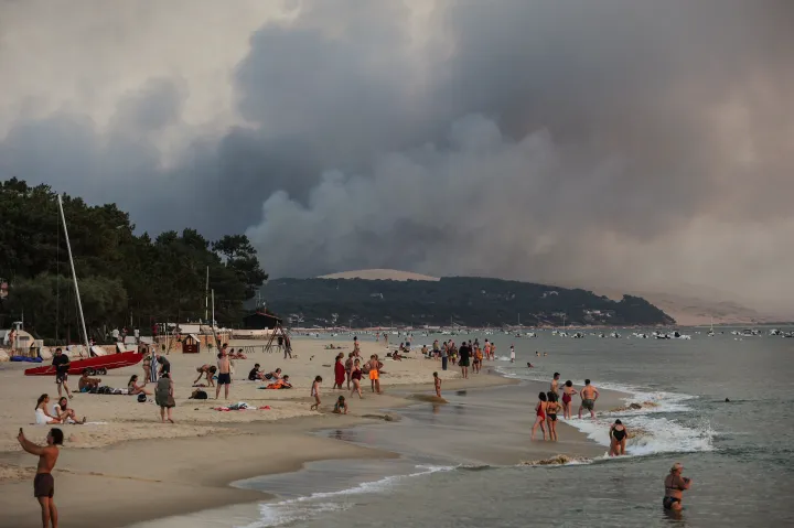 A franciaországi Arcachon strandja, háttérben a La Teste-de-Buch-i tűz füstje – Fotó: Thibaud Moritz / AFP