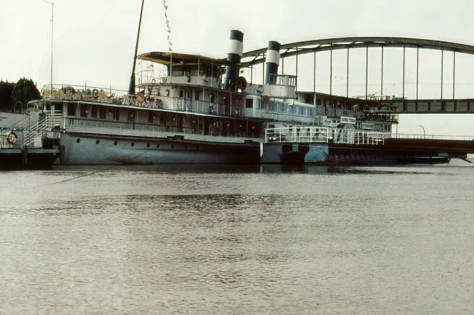 A Szőke Tisza állóhajó Szegeden, 1980 márciusában – Fotó: Takkk / Wikipedia, CC BY-SA 3.0