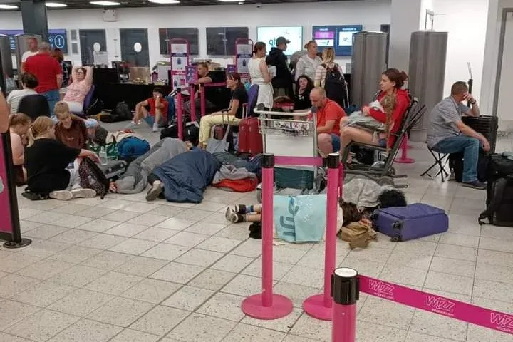 Egy napja várnak arra Lutonban Wizz Air-utasok, hogy végre megtudják, hogyan juthatnának haza