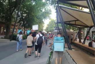Debrecenben tüntettek és sétáltak, majd szétszóródtak a kata és rezsiváltozás ellen tiltakozók