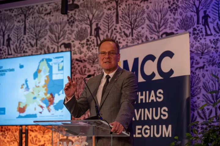 Navracsics Tibor területfejlesztési miniszter a Scruton MCC kávézóban tartott előadásán – Fotó: Melegh Noémi Napsugár / Telex
