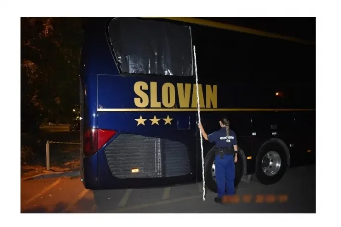 Elfogta a rendőrség a Slovan Bratislava autóbuszát megdobó férfit