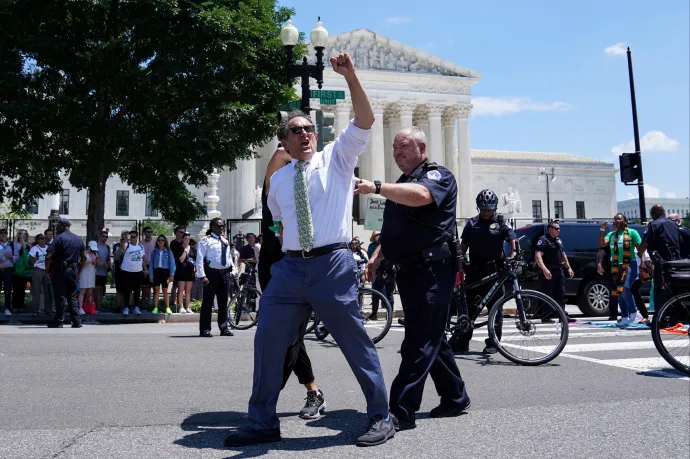 Demokrata képviselőket is őrizetbe vettek az abortuszjog melletti tüntetésen Washingtonban