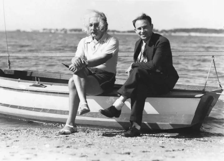 Az említett sziklás kép helyszínén készült ez a kép is Albert Einsteinről David Rothman társaságában Long Islanden, 1939-ben – Fotó: Leo Baeck Institute
