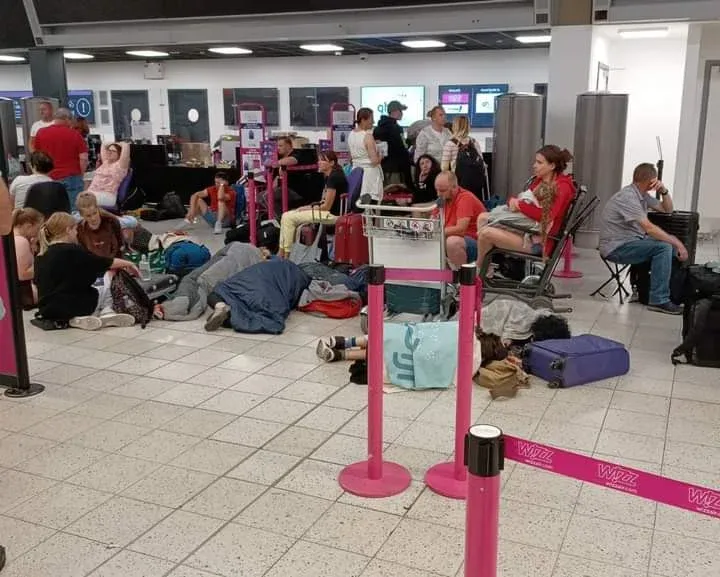 A Luton reptéren várakozó utasok – Fotó: Olvasói fotó