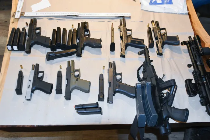 Több tucat fegyvert, rengeteg lőszert és ötkilónyi TNT-t találtak a rendőrök egy szlovák férfinél