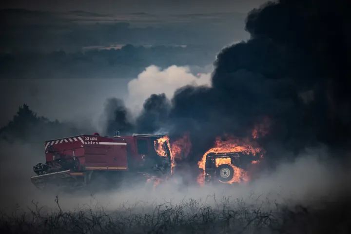 Lángoló tűzoltóautók a franciaországi Braspartsnál – Fotó: Loic Venance / AFP
