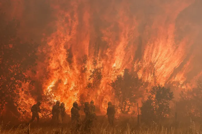Tűzvihar az észak-spanyolországi Zamora közelében fekvő Pumarejo de Tera településen 2022. június 18-án – Fotó: Cesar Manso / AFP
