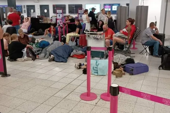 Erdélyieket is érintett a lutoni repülőtér leállása, de már szervezik a hazaszállításukat