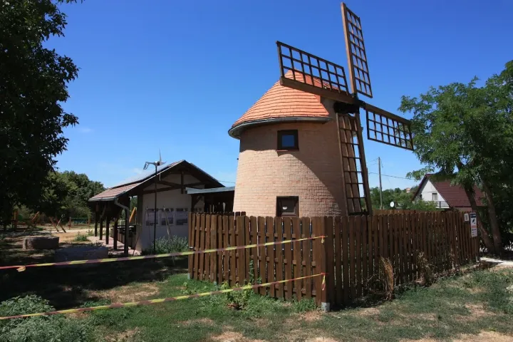 Lent: a Természetes Energia Állomás – Fotó: Tenczer Gábor / Telex