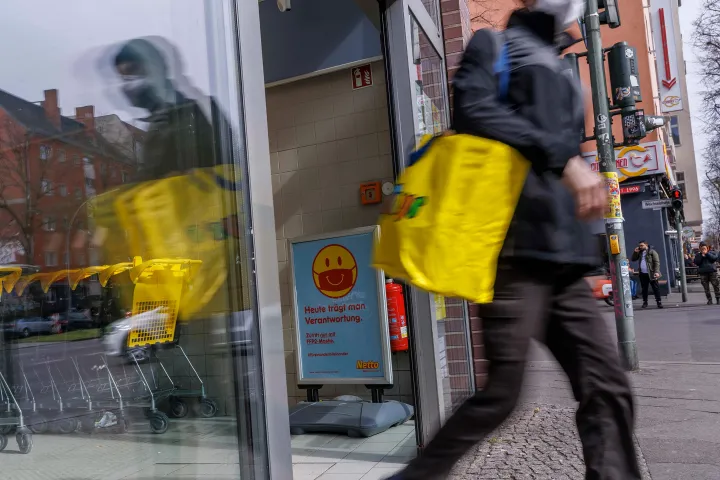 "Ma te viseled a felelősséget" feliratú tábla egy berlini élelmiszerbolt bejáratánál április elsején – Fotó: Carsten Koall / AFP