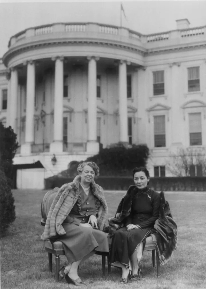 Eleanor Roosevelt és Szung Mej-ling Washingtonban, 1943-ban – Fotó: Keystone / Getty Images