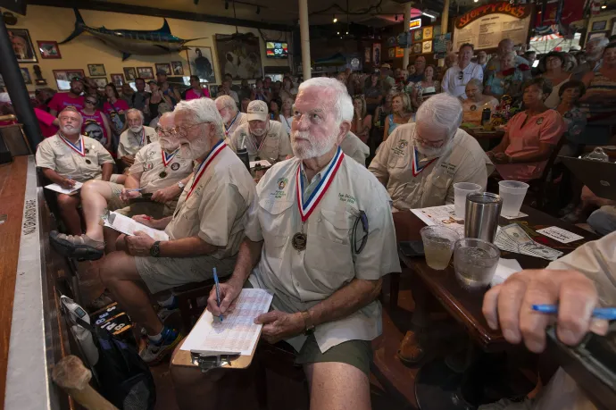 Az idei verseny zsűrije, a korábbi Hemingway-hasonmások – Fotó: Andy Newman / AFP