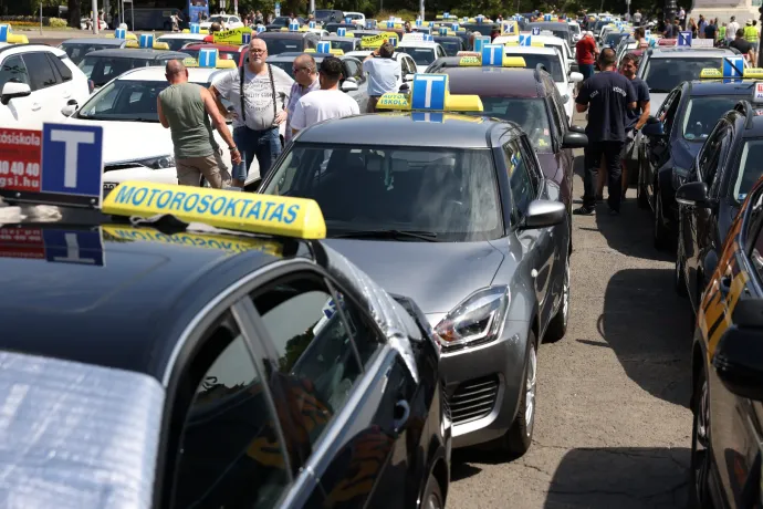 Autóvezető-oktatók tiltakoztak a katatörvény ellen, a taxisokhoz hasonló szabályokat akarnak