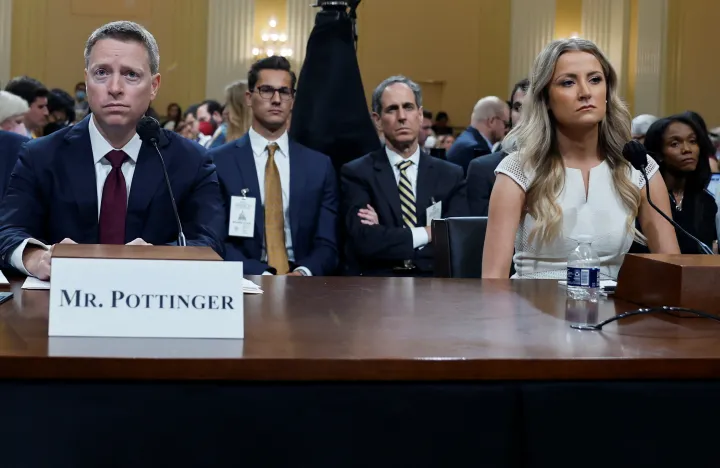 Matthew Pottinger, Trump nemzetbiztonsági tanácsadójának egyik helyettese, és Sarah Matthews, a sajtófőnök helyettese a meghallgatáson – Fotó: Jonathan Ernst / Reuters