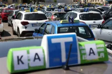 Autóvezető-oktatók tiltakoztak a katatörvény ellen, a taxisokhoz hasonló szabályokat akarnak