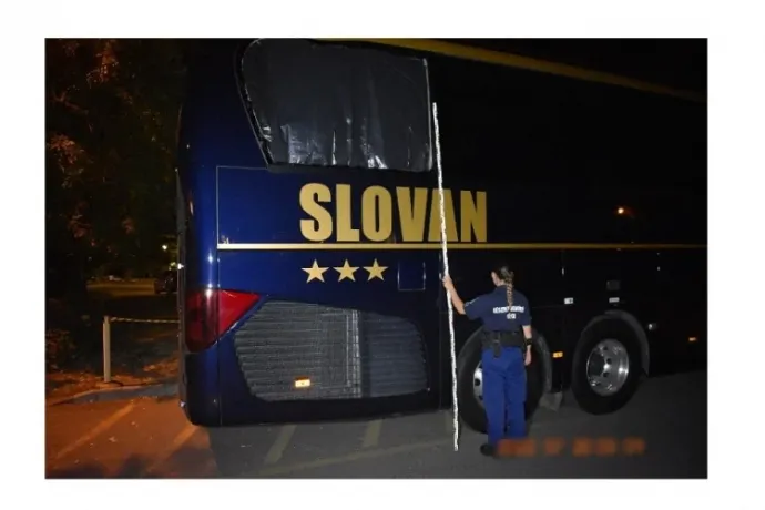 Közérdekű munkára és pénzbüntetésre ítélték a férfit, aki megdobta a Slovan Bratislava buszát