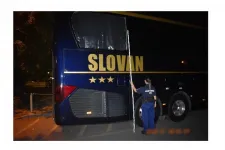 Közérdekű munkára és pénzbüntetésre ítélték a férfit, aki megdobta a Slovan Bratislava buszát