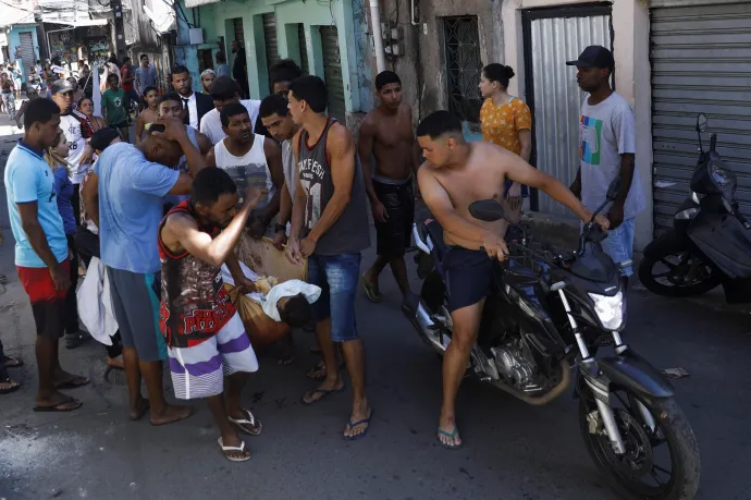 A rendőri rajtaütés egy sérültjét viszik Alemaoban – Fotó: Ricardo Moraes / Reuters