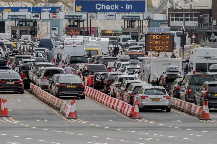 Több órás kocsisorok álltak pénteken Dovernél, ma még rosszabb helyzet jöhet