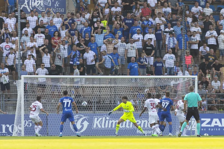 A ZTE második gólja az olasz kapuban az olasz bajnok AC Milan – ZTE labdarúgó felkészülési mérkőzésen a zalaegerszegi ZTE Arénában július 23-án – Fotó:MTI/Varga György