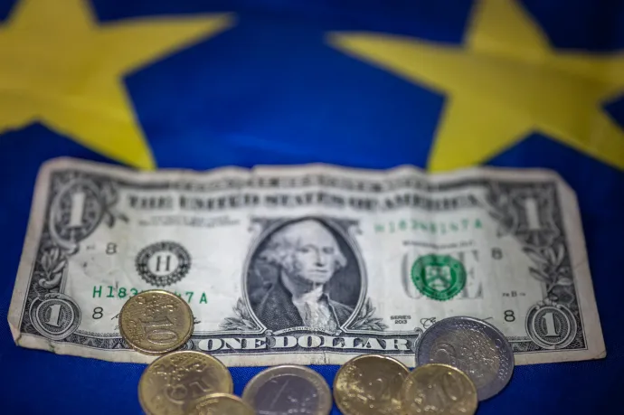 Itt az euró-dollár paritás, és továbbra is inkább a dollárnak áll a zászló