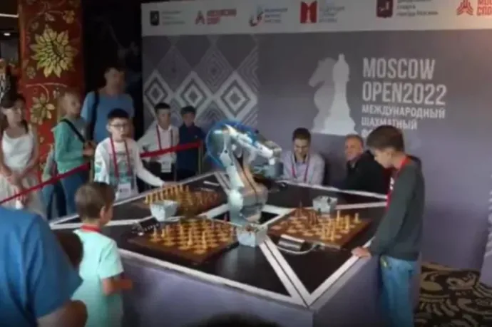 Eltörte a sakkozó robot az emberi ellenfele ujját meccs közben