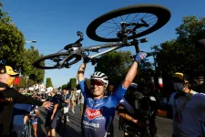 Tour: három hete hülyét csinált magából, most óriási fölénnyel nyerte a párizsi befutót a belga sprinter